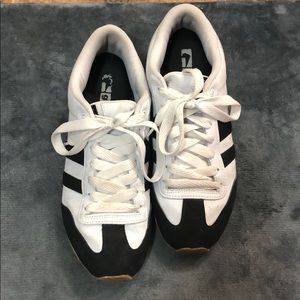 Men’s globe sneakers size 11